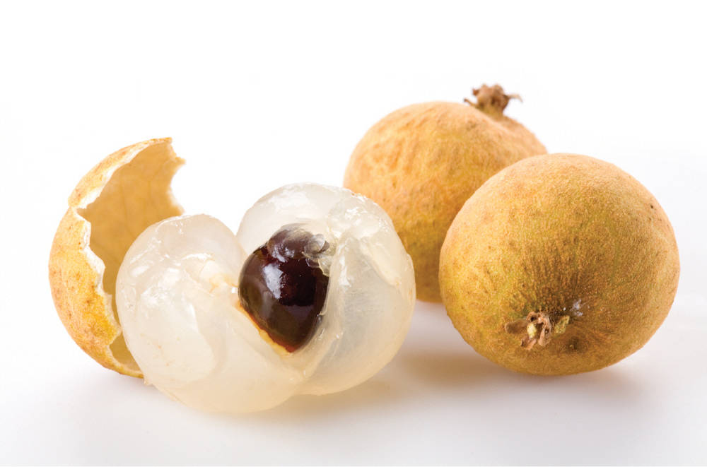 peeled longan fruit, translucent white flesh, dark seed, SD Desktop Wallpaper