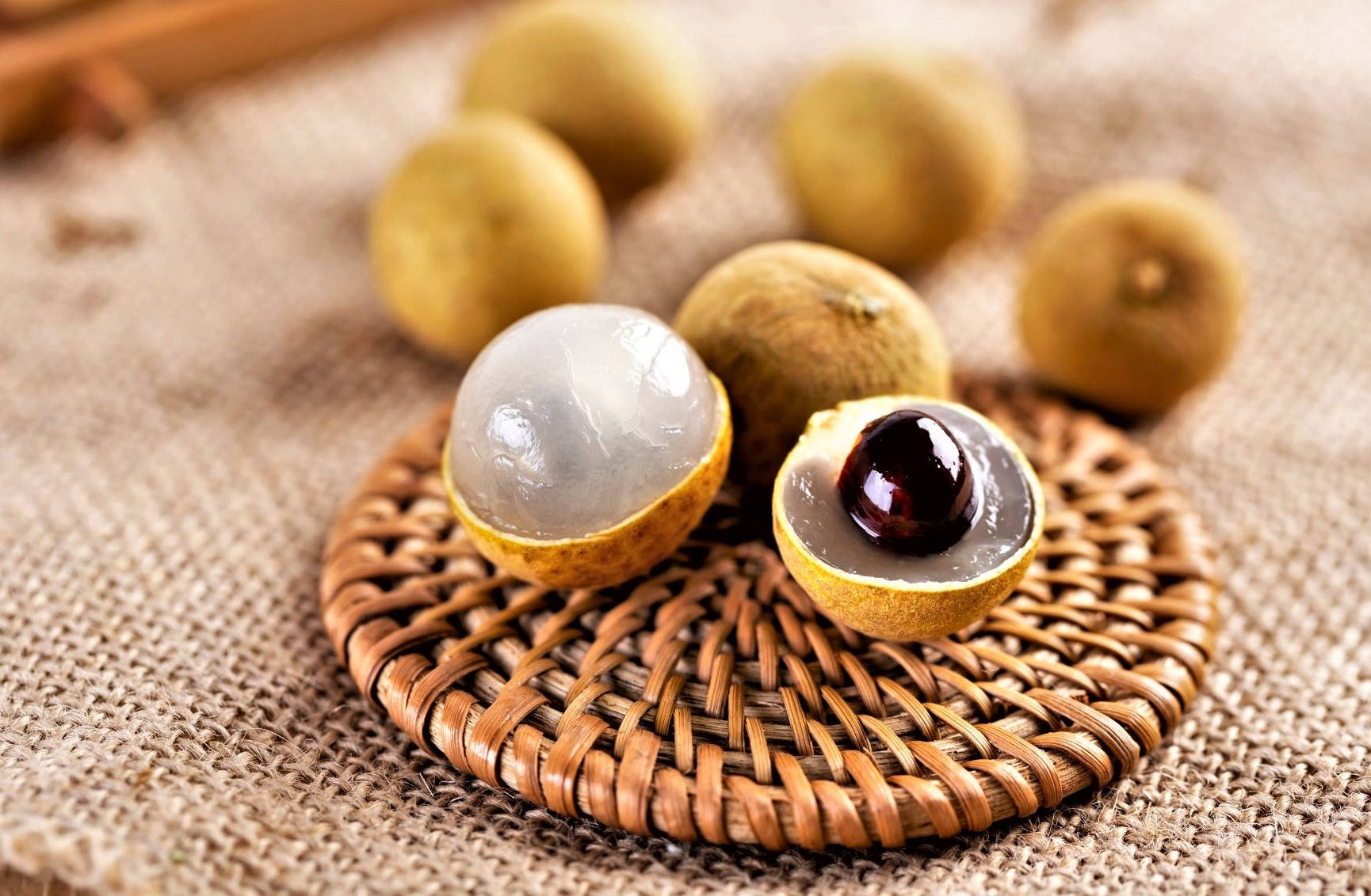 longan fruits, translucent white flesh, dark seeds, HD Desktop Wallpaper
