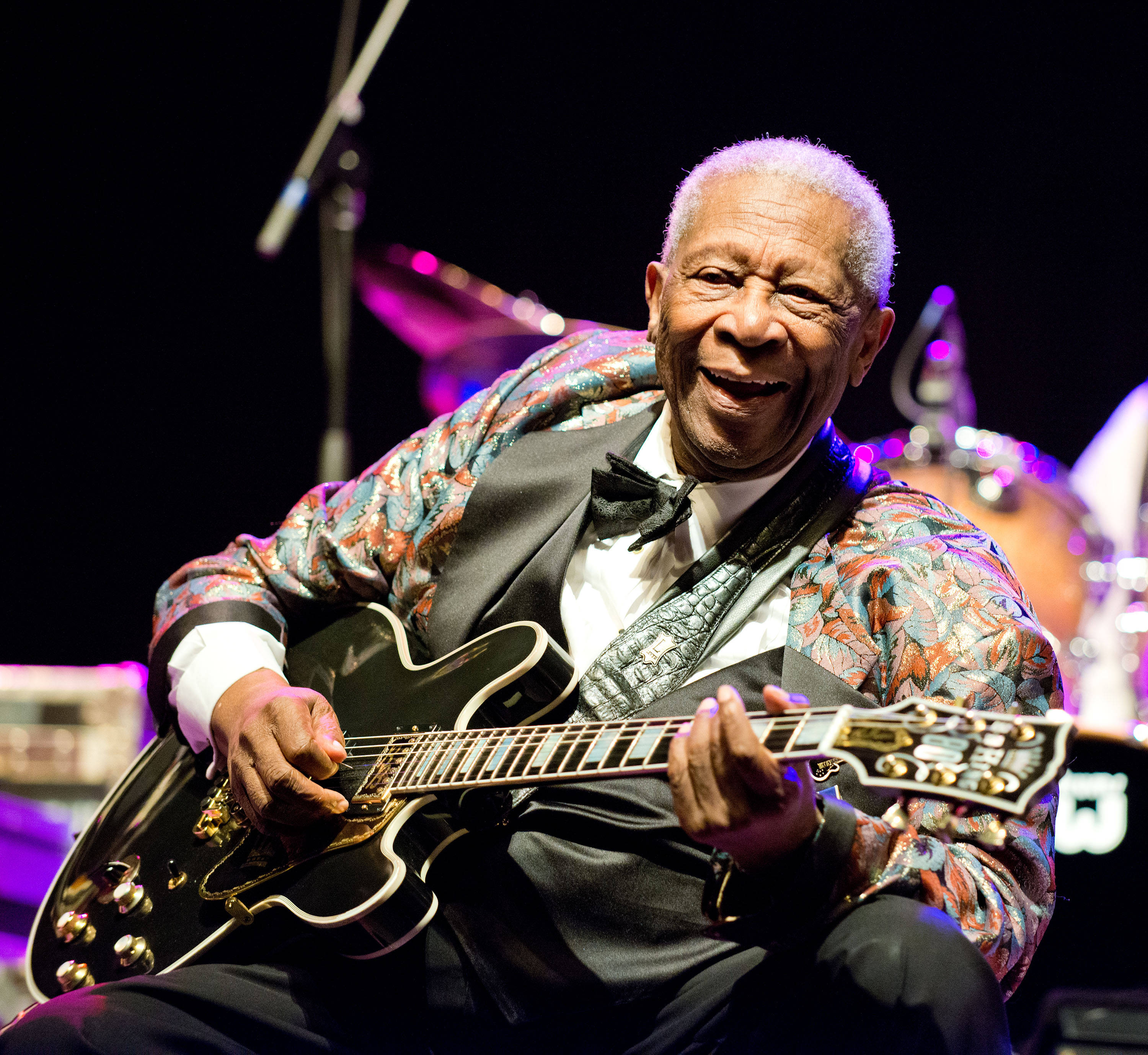 Lonnie Johnson, floral jacket, black electric guitar, 2K Desktop Wallpaper