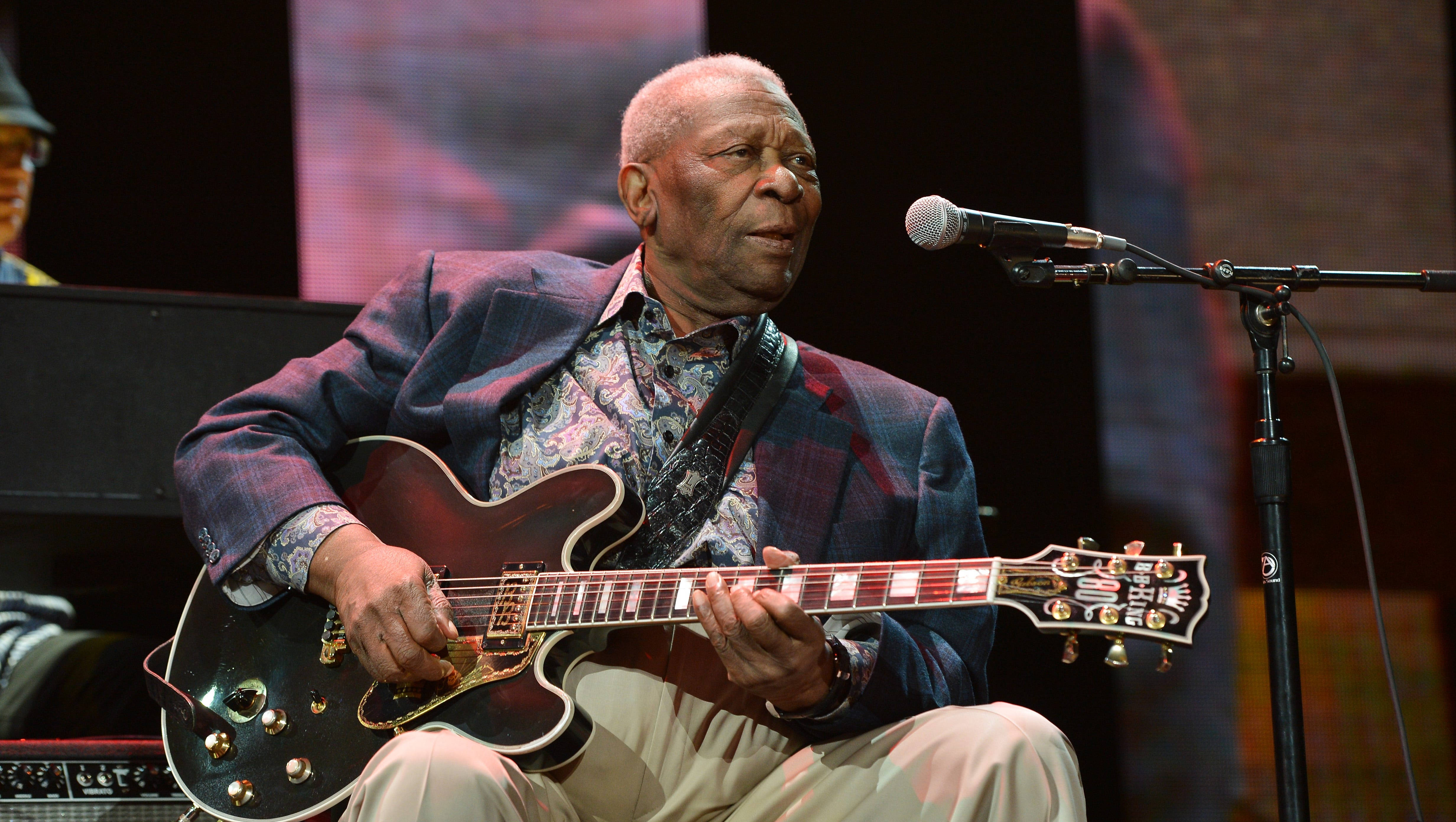 Lonnie Johnson, black electric guitar, stage, 4K Desktop Wallpaper