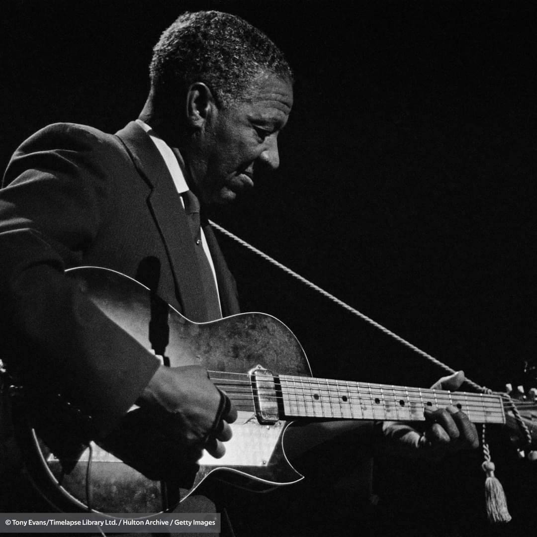 Lonnie Johnson, black and white portrait, man in a suit, SD Desktop Wallpaper
