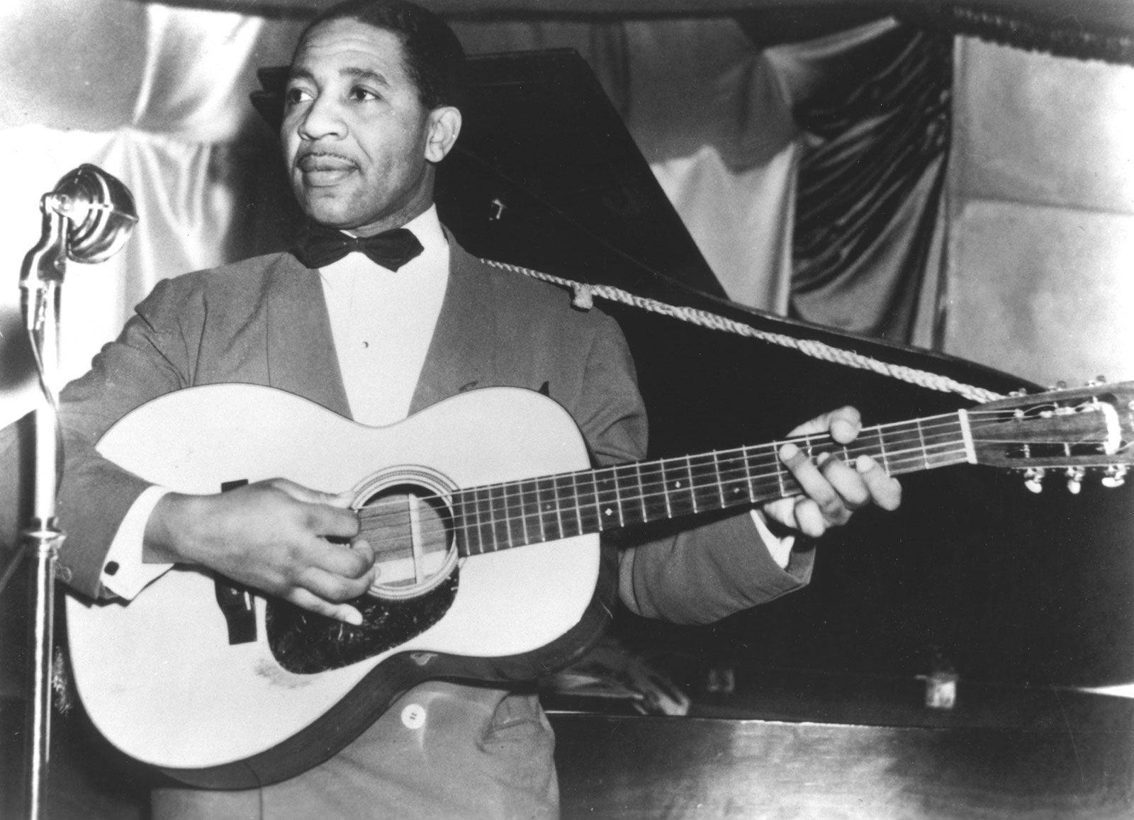 Lonnie Johnson, tuxedo, acoustic guitar, HD Desktop Wallpaper