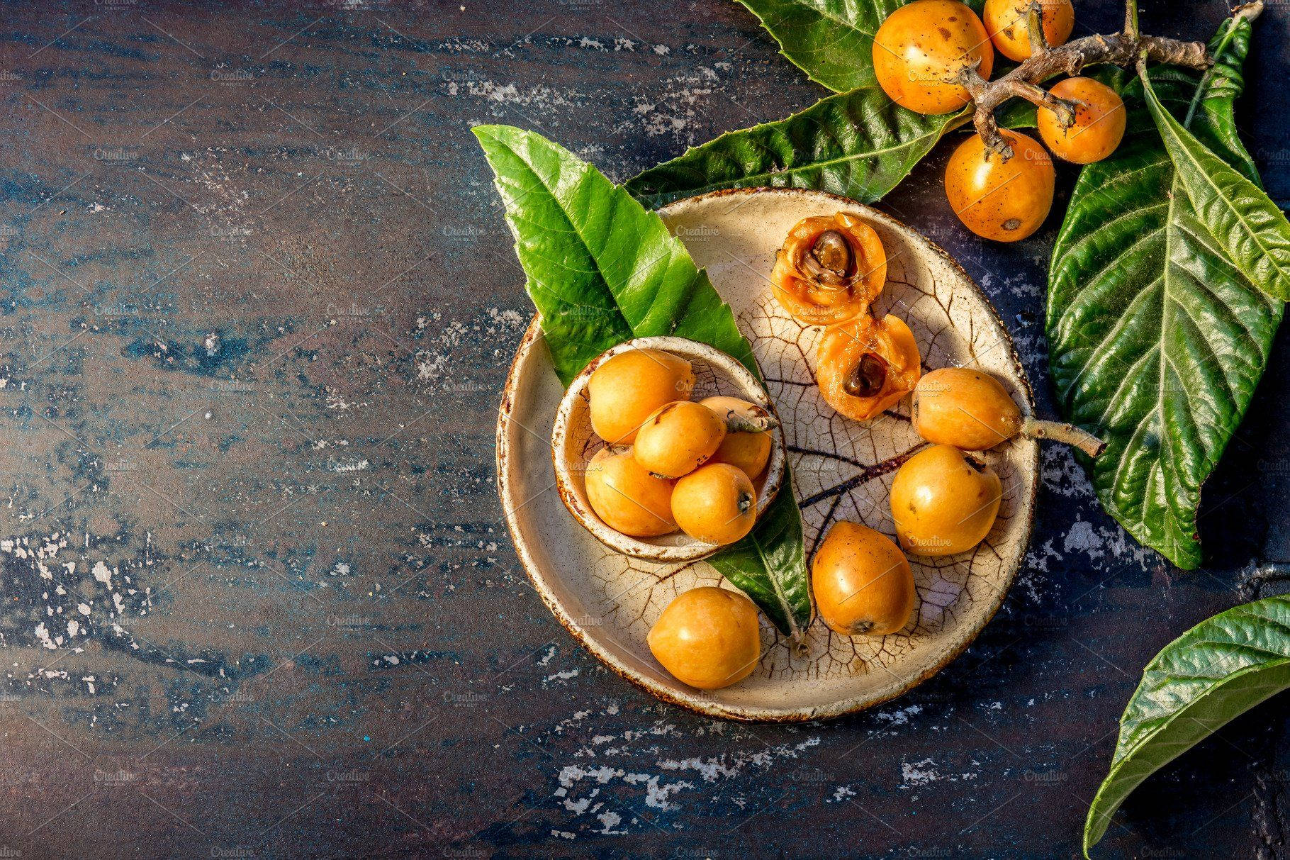 loquat fruit, wooden plate, crackled ceramic plate, HD Desktop Wallpaper