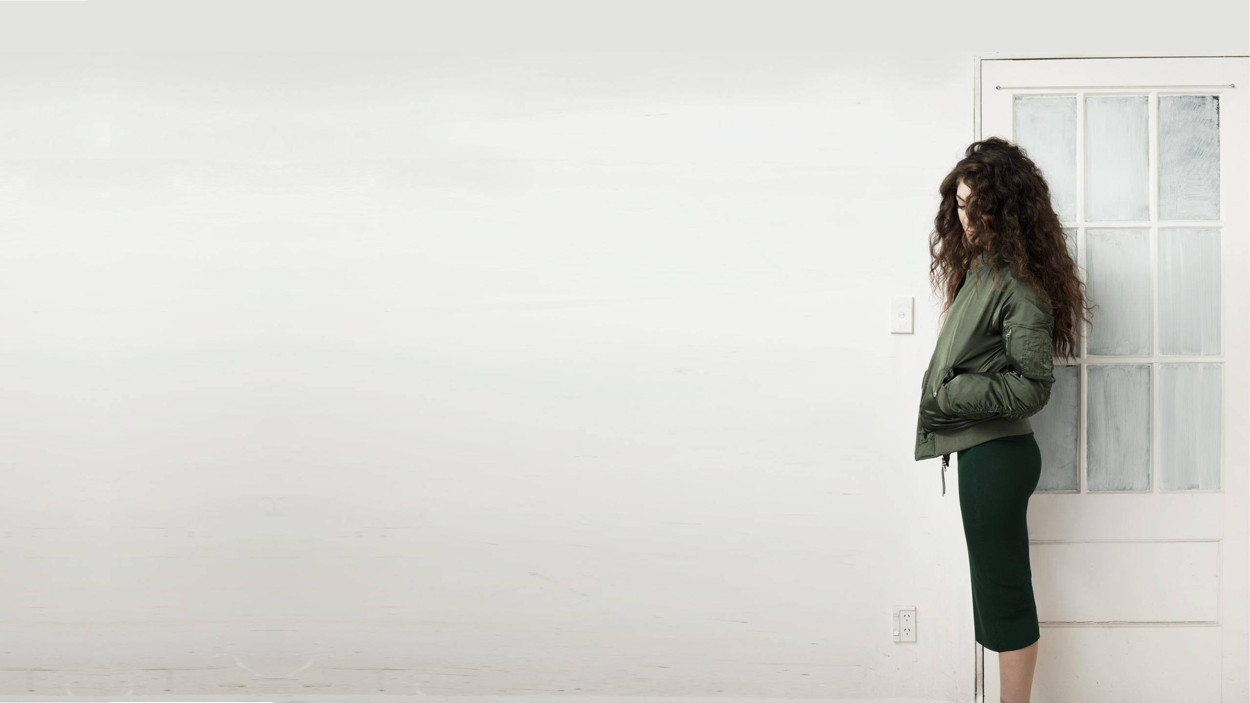Lorde, curly hair, white door, 2K Desktop Wallpaper