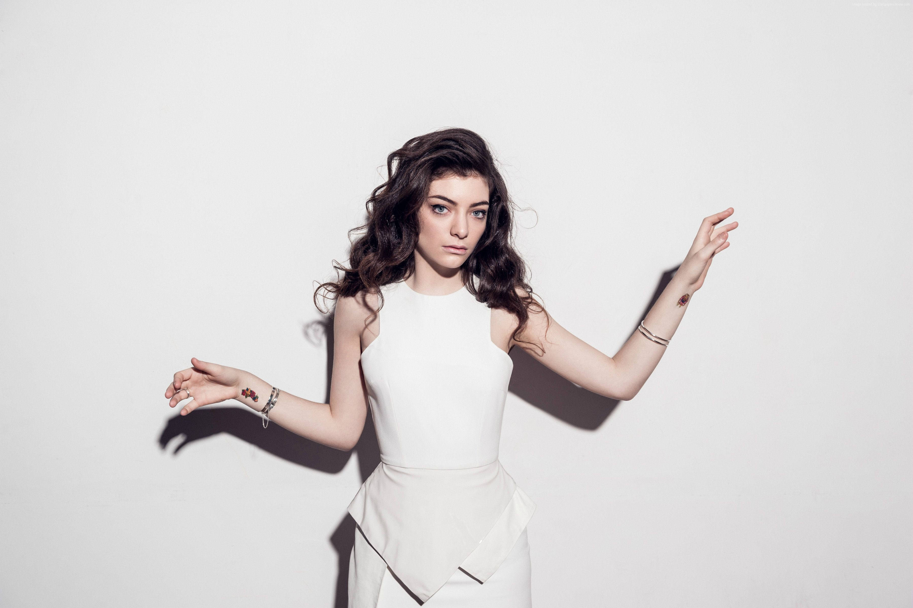 Lorde, all white outfit, white dress, 2K Desktop Wallpaper