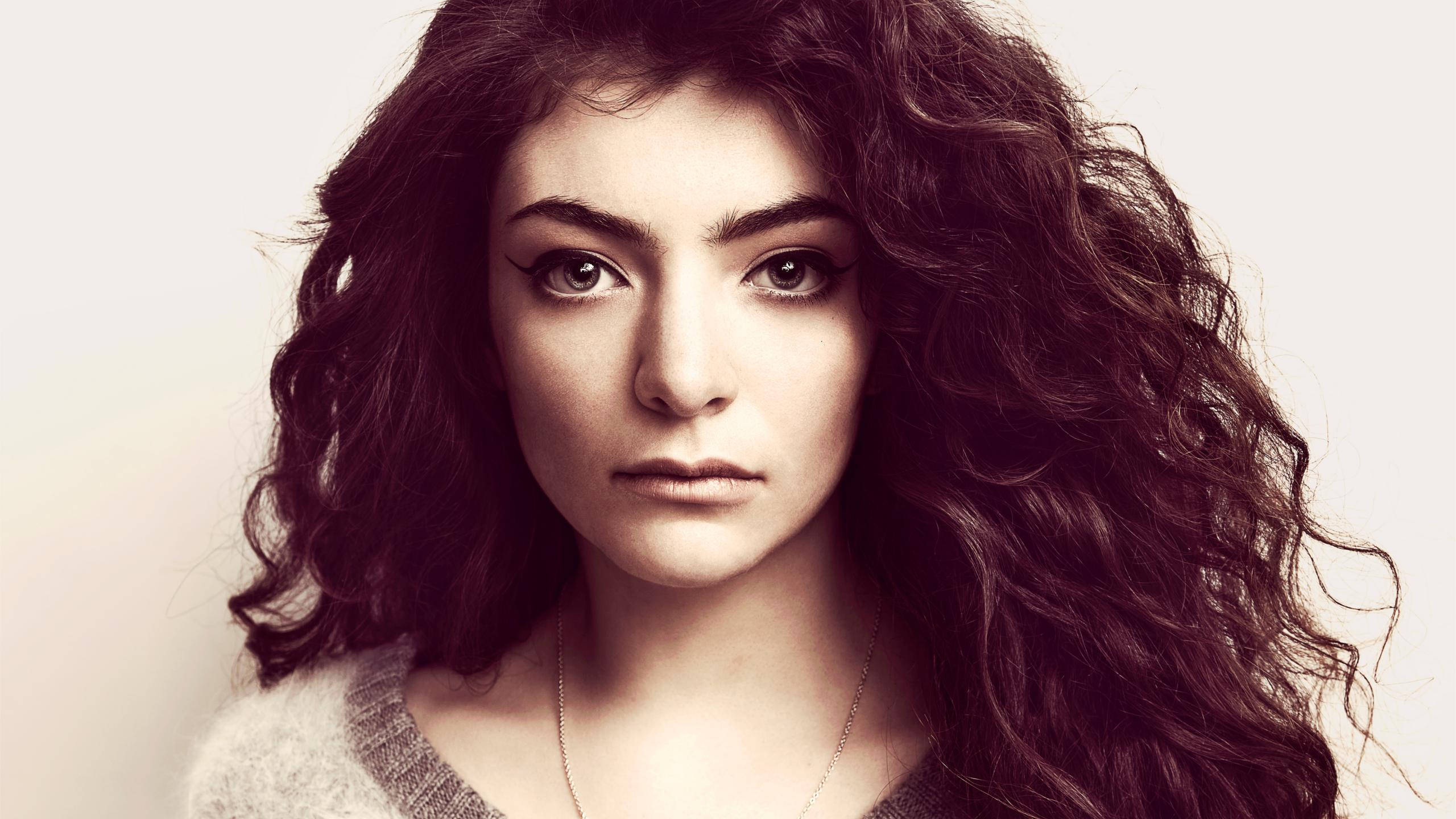 Lorde, monochromatic, close up, 2K Desktop Wallpaper