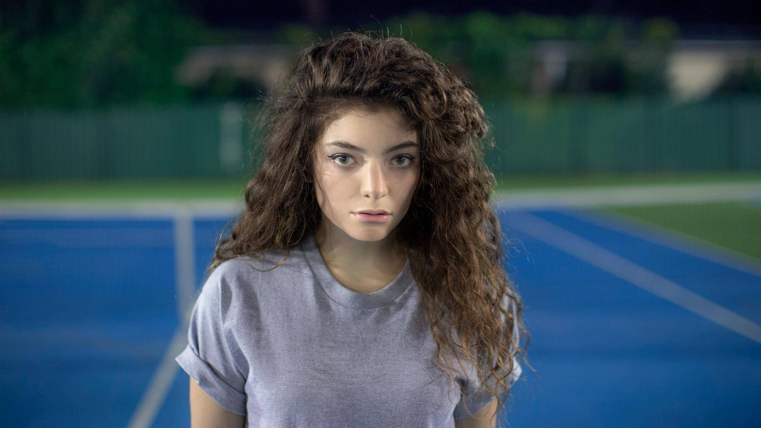 Lorde, tennis court, nighttime lighting, 2K Desktop Wallpaper