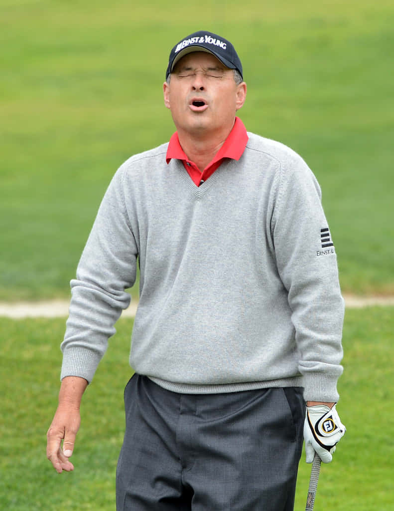 Loren Roberts, gray sweater, red collar, SD Phone Wallpaper