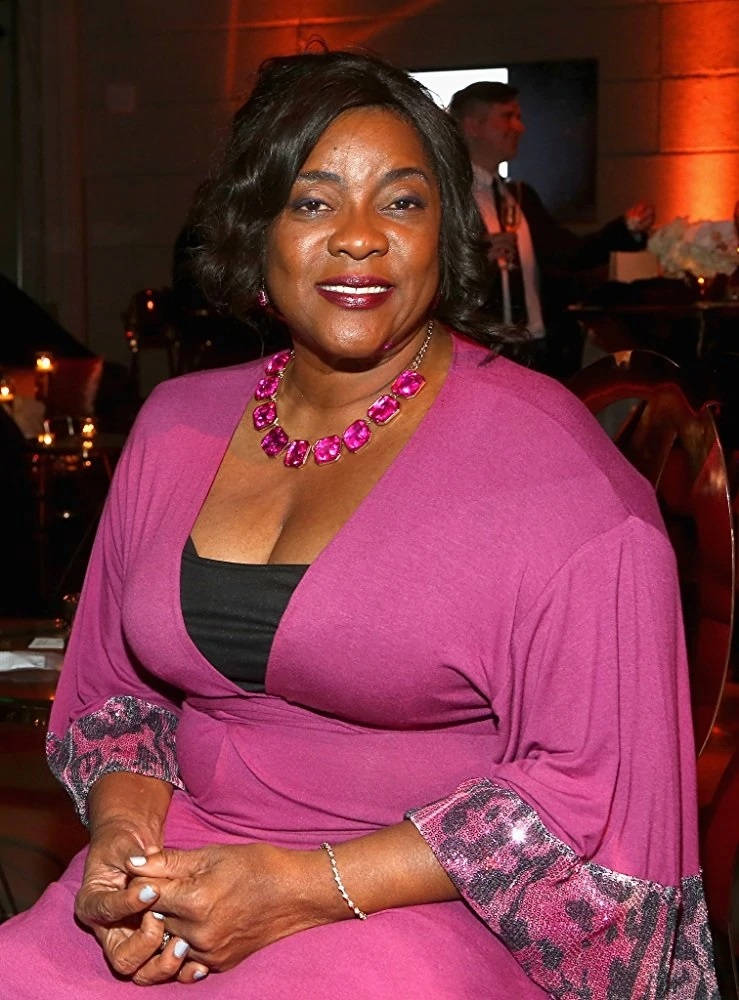 Loretta Devine, IMDb LIVE Viewing Party 2018, vibrant pink outfit, SD Phone Wallpaper