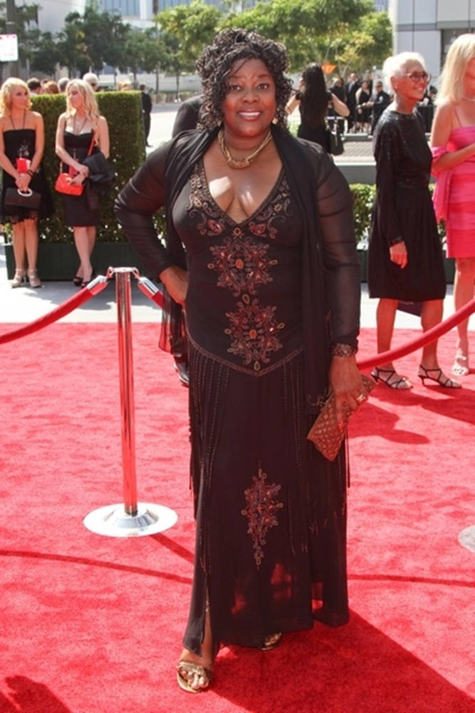 Loretta Devine, 2011 Primetime Creative Arts Emmy Awards, black embroidered gown, SD Phone Wallpaper