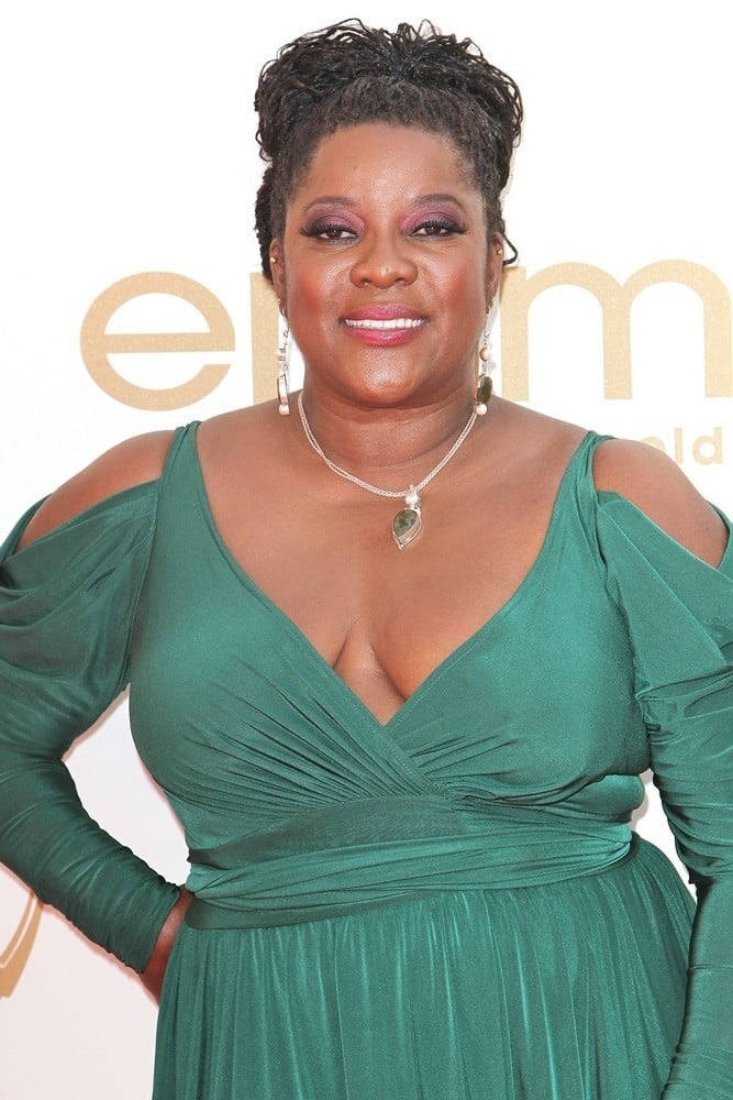 Loretta Devine, 2011 63rd Primetime Emmy Awards, deep green off-shoulder gown, SD Phone Wallpaper
