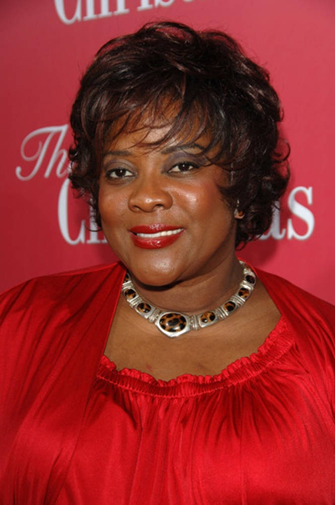 Loretta Devine, 2007 This Christmas Premiere, vibrant red satin top, SD Phone Wallpaper