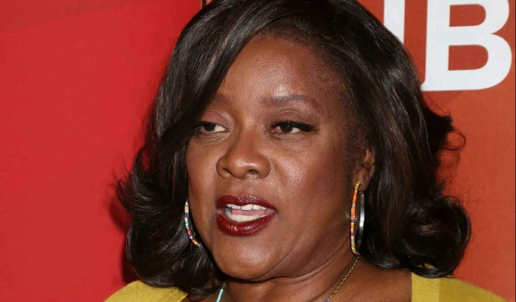 Loretta Devine, 2017 NBCUniversal Summer Press Day, vibrant red backdrop, HD Desktop Wallpaper
