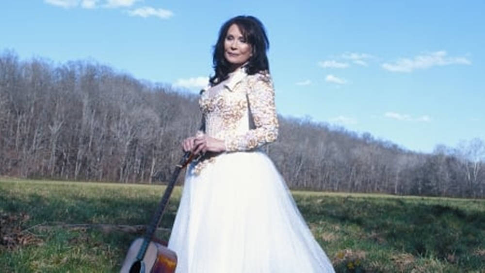 Loretta Lynn, white gown, acoustic guitar, SD Desktop Wallpaper