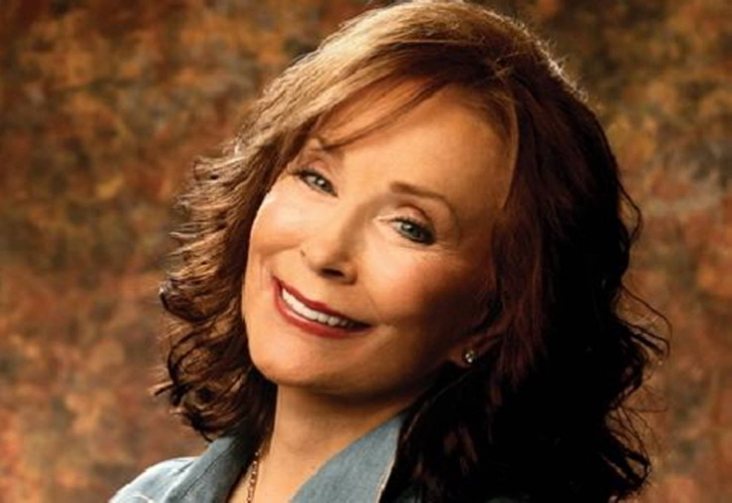 Loretta Lynn, country music singer, wavy brown hair, HD Desktop Wallpaper