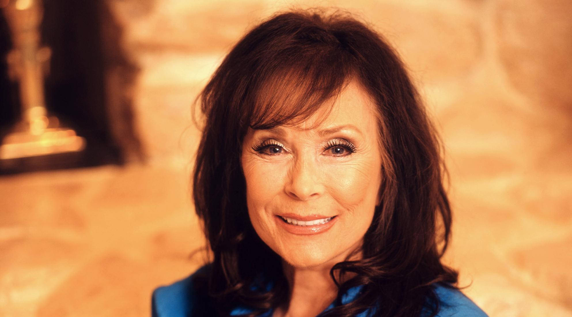Loretta Lynn, country music singer-songwriter, dark hair, Full HD Desktop Wallpaper