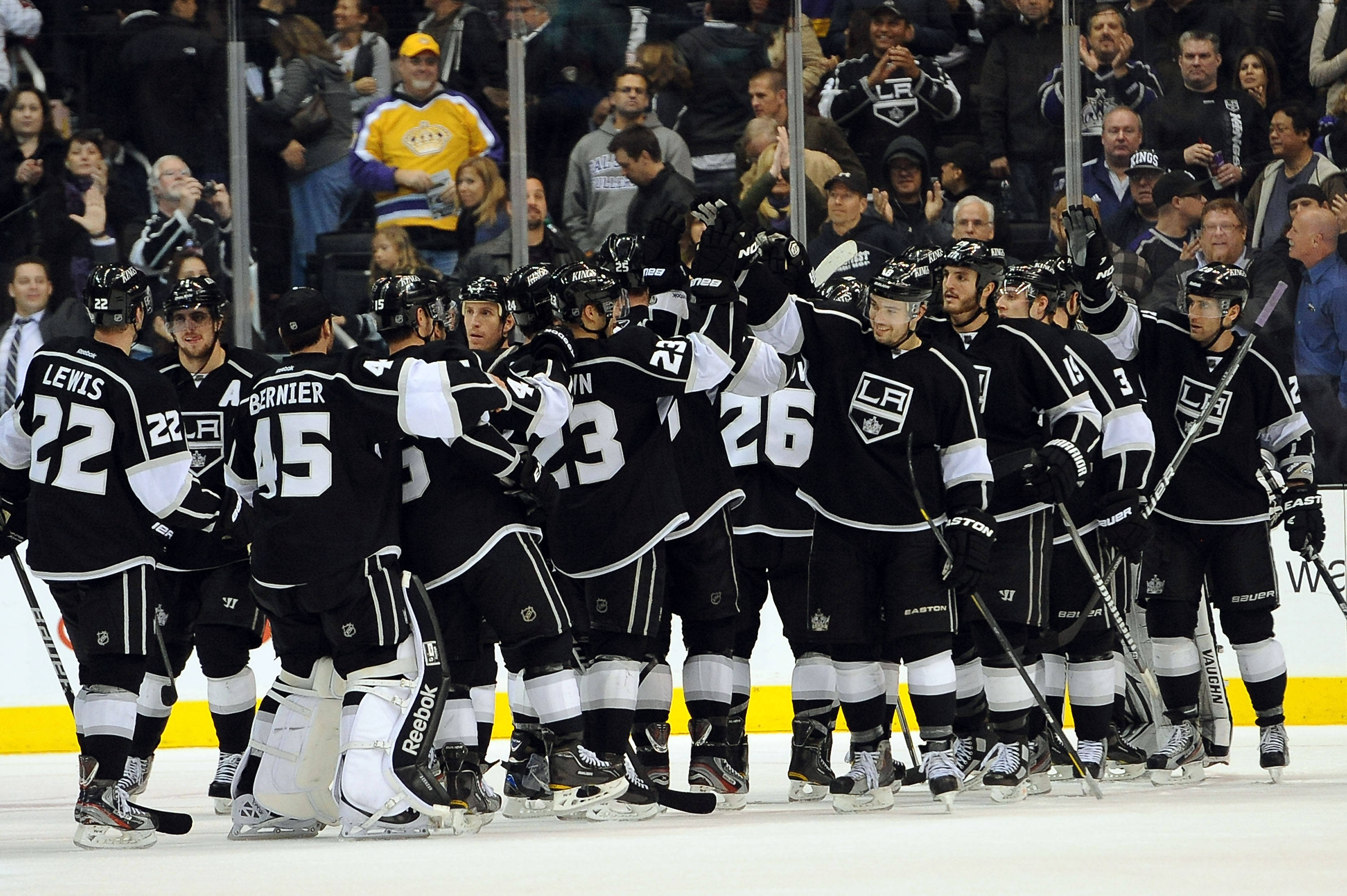 Los Angeles Kings, black and white uniforms, ice rink, 2K Desktop Wallpaper