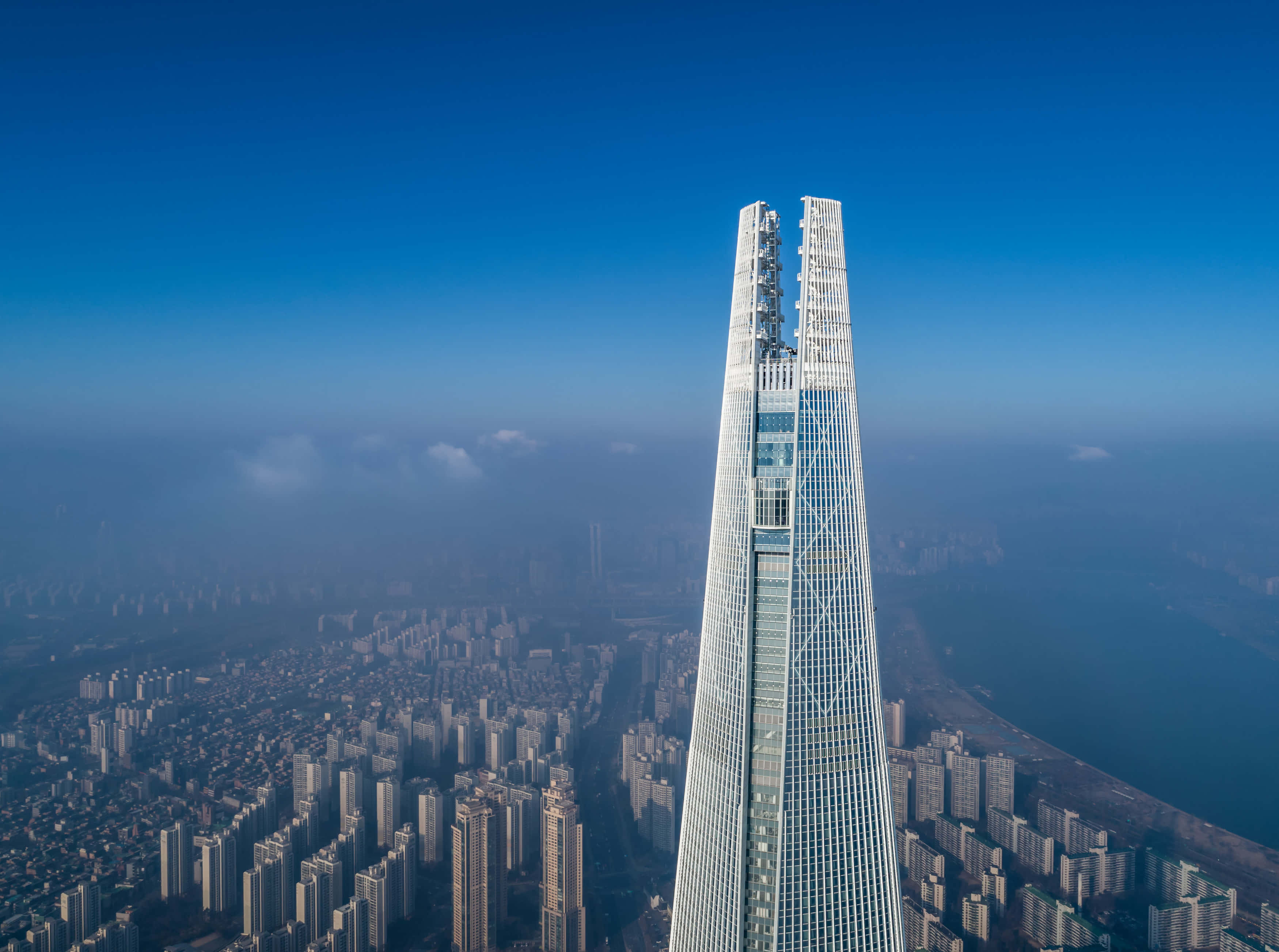 Lotte World Tower, glass skyscraper, clear blue sky, 2K Desktop Wallpaper