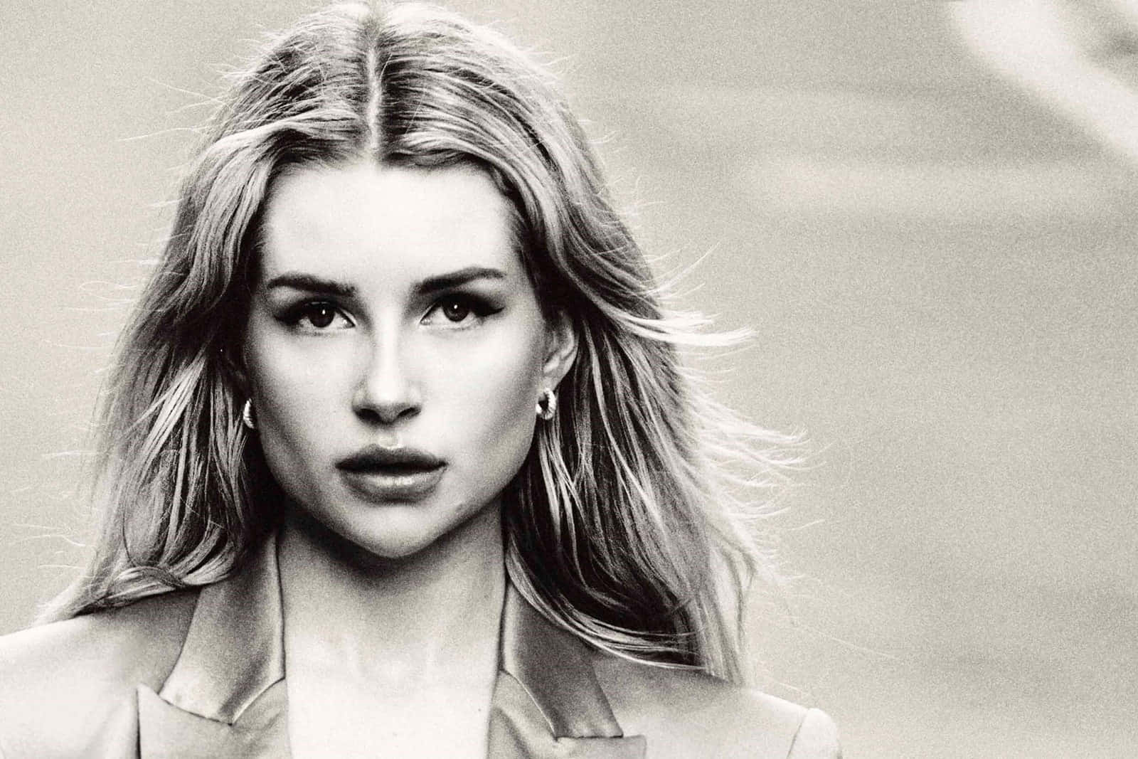 Lottie Moss, black and white portrait, windswept blonde hair, HD Desktop Wallpaper