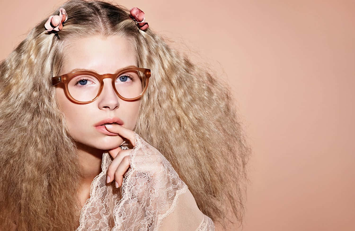 Lottie Moss, red, voluminous blonde curls, HD Desktop Wallpaper