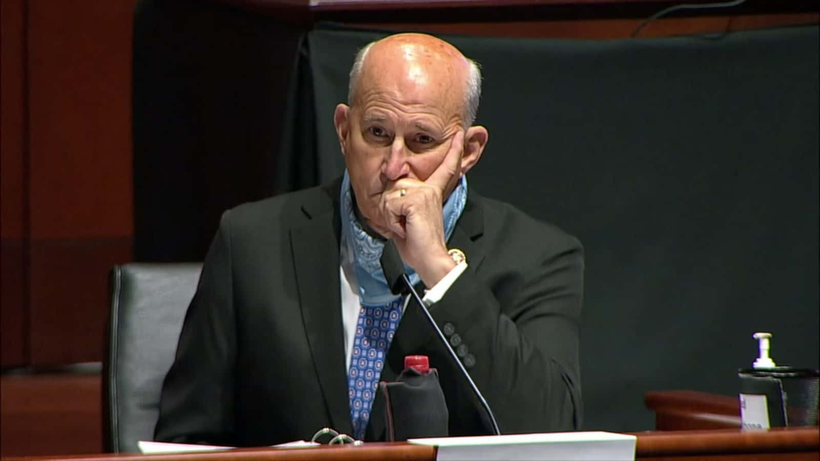Louie Gohmert, suit, wooden desk, HD Desktop Wallpaper