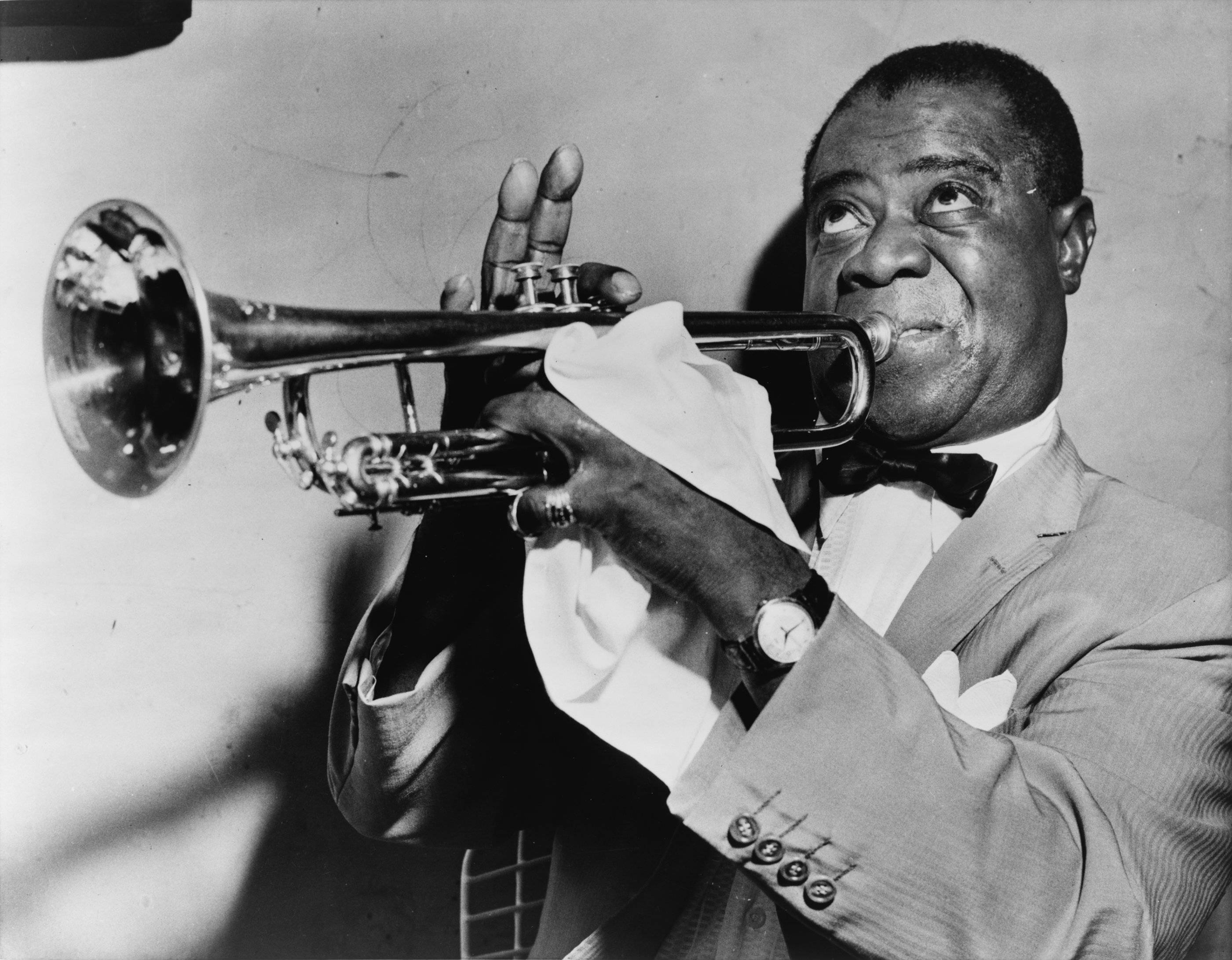 Louis Armstrong, jazz trumpeter, suit, 2K Desktop Wallpaper