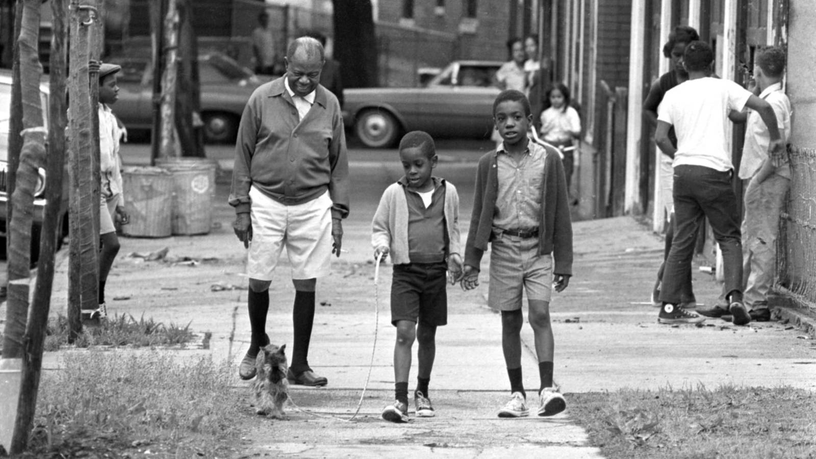 Louis Armstrong, young boys, black and white street scene, HD Desktop Wallpaper