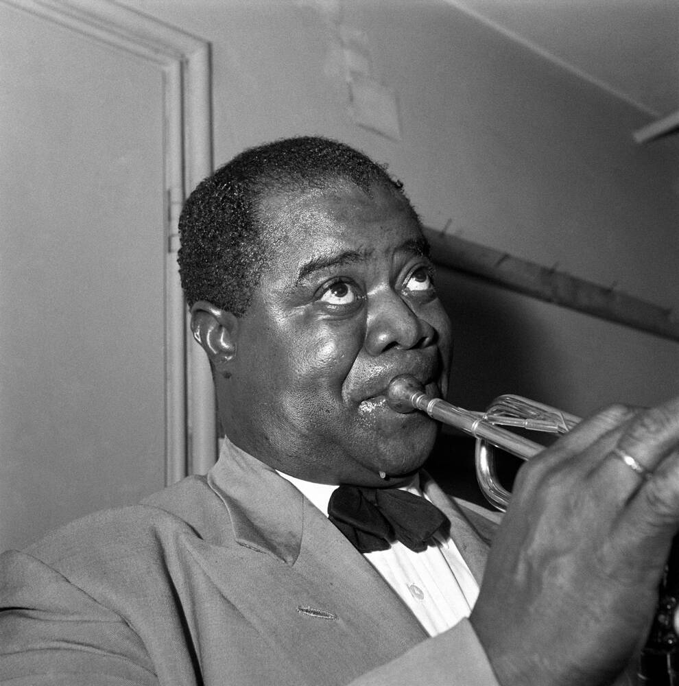 Louis Armstrong, jazz trumpeter, suit, SD Phone Wallpaper