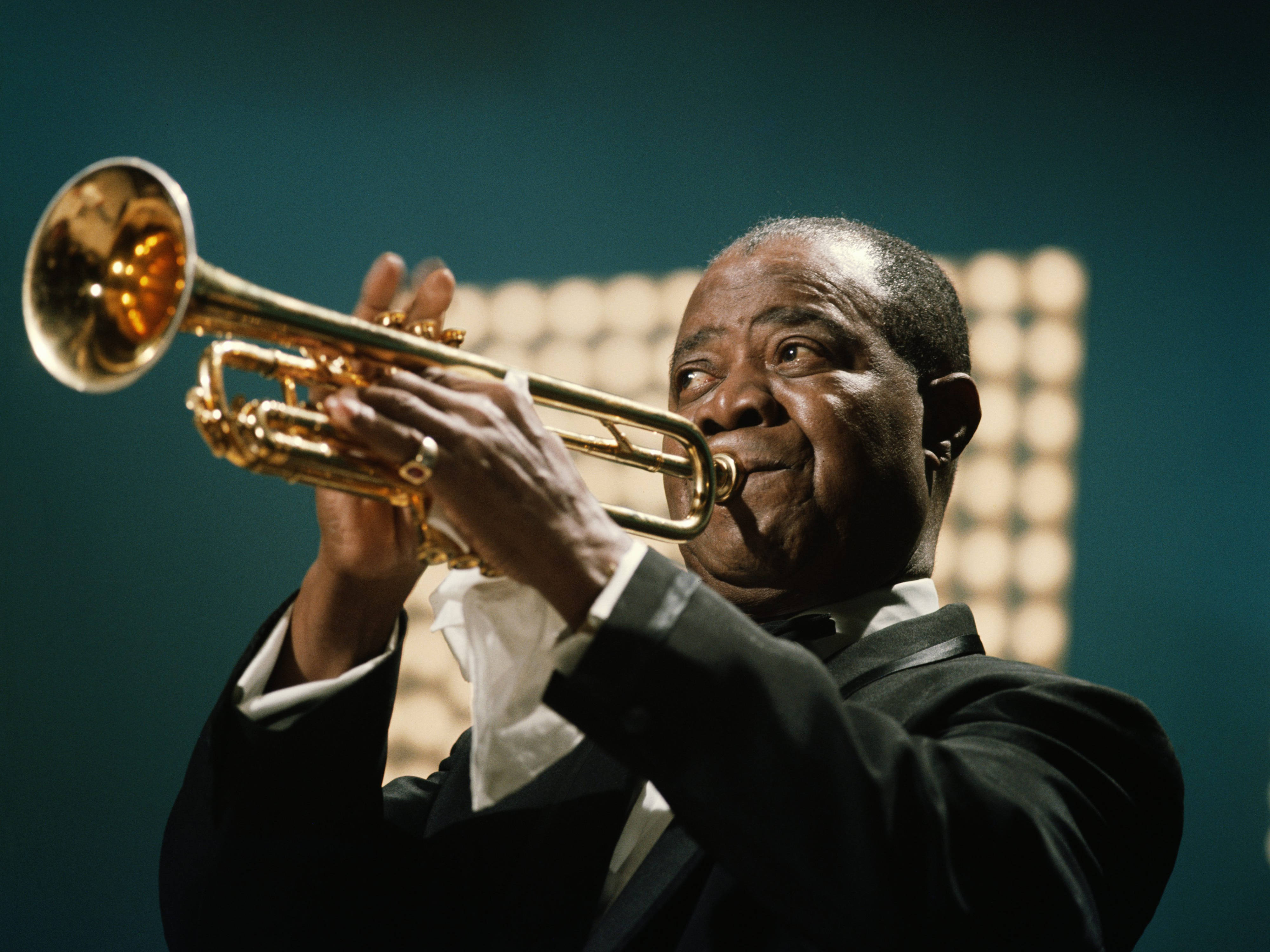 Louis Armstrong, tuxedo, golden trumpet, 4K Desktop Wallpaper