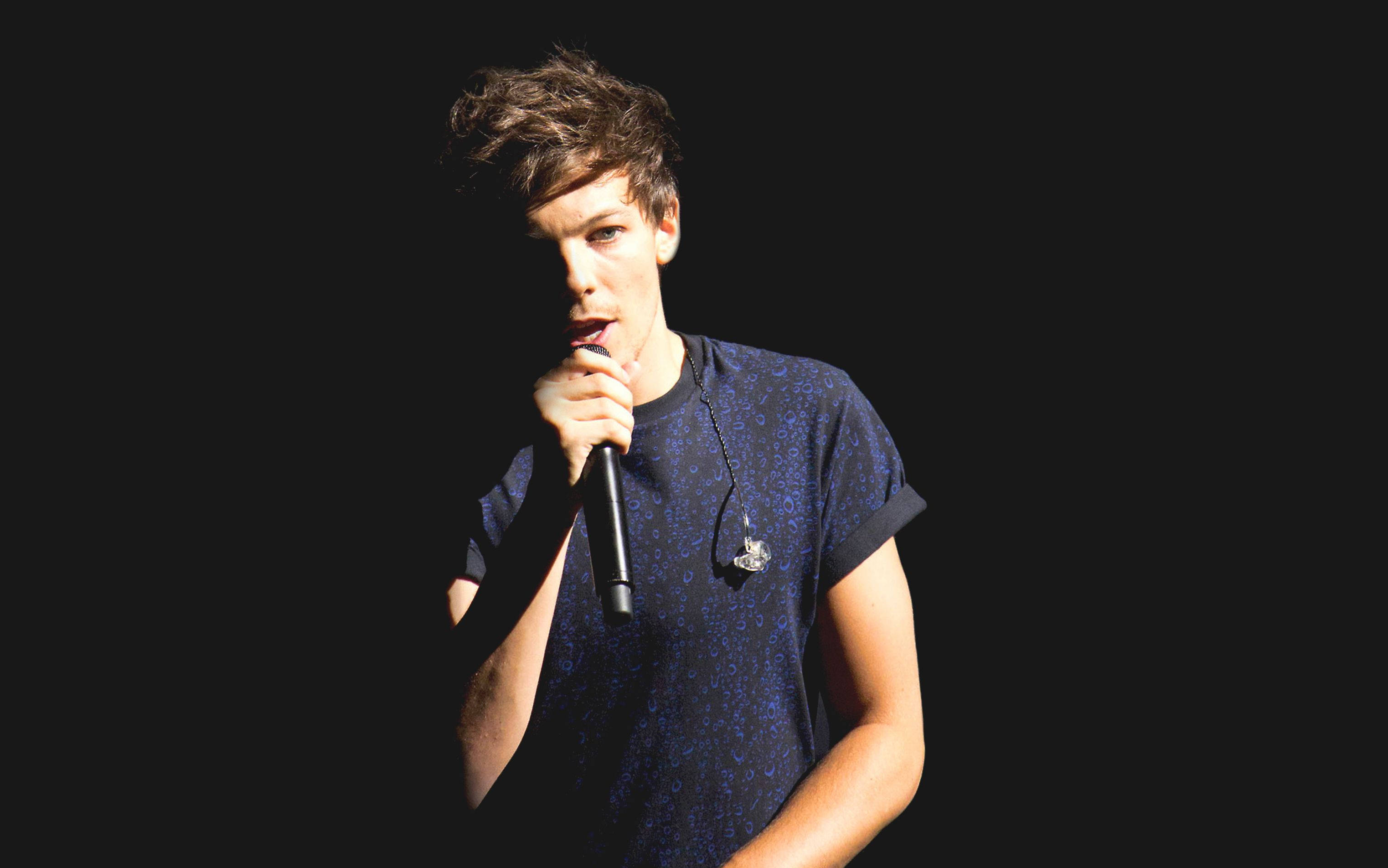 Louis Tomlinson, dramatic spotlight, black background, 2K Desktop Wallpaper