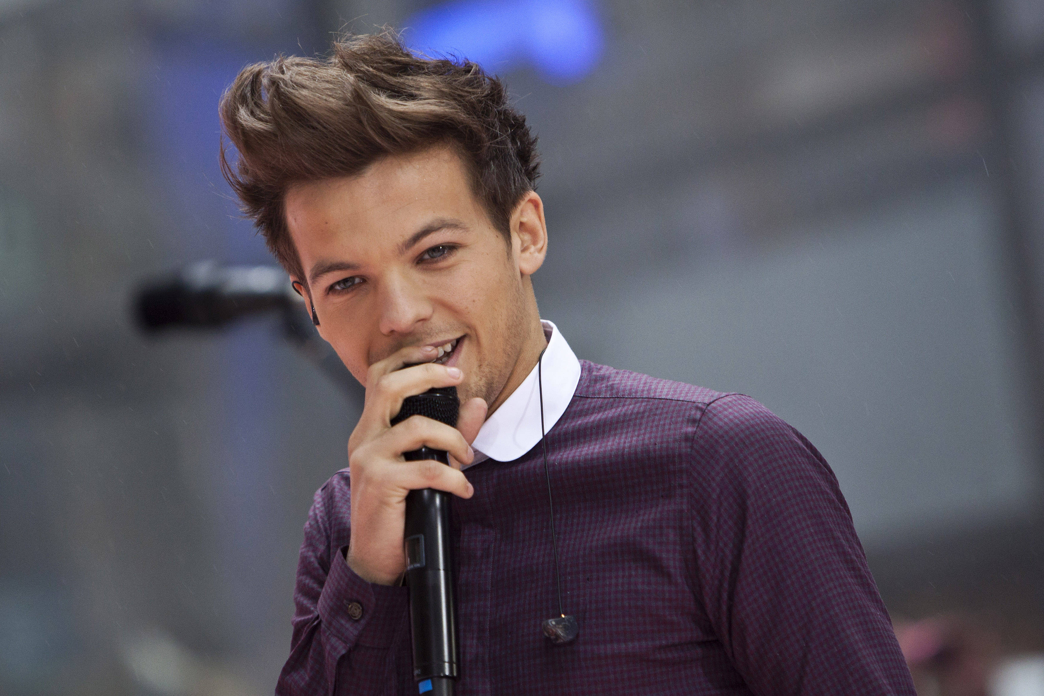 Louis Tomlinson, purple checkered shirt, white collar, 2K Desktop Wallpaper