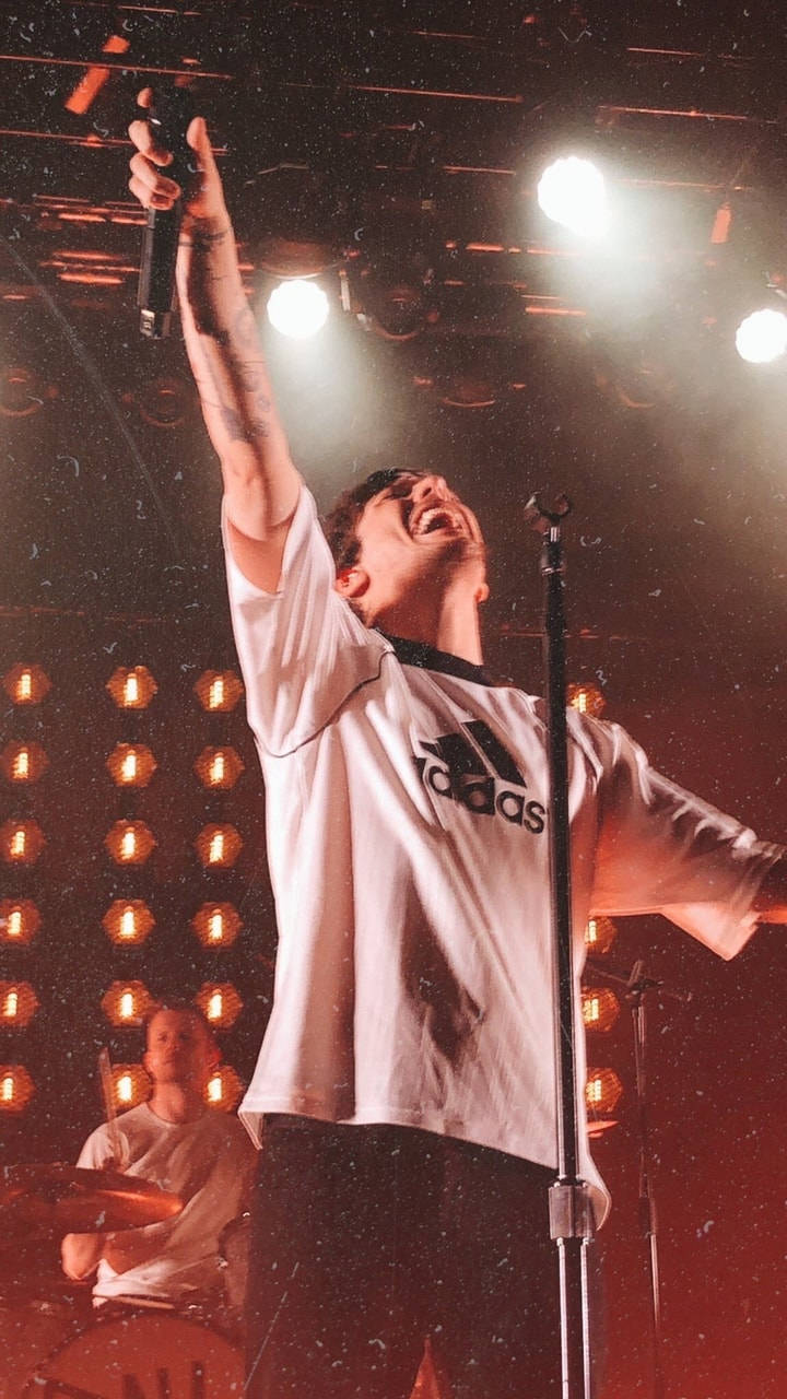 Louis Tomlinson, Adidas tee, microphone, HD Phone Wallpaper