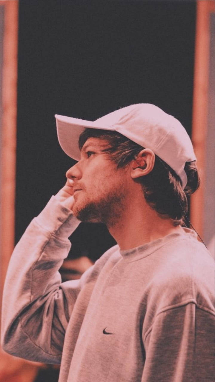 Louis Tomlinson, white cap, grey sweatshirt, HD Phone Wallpaper