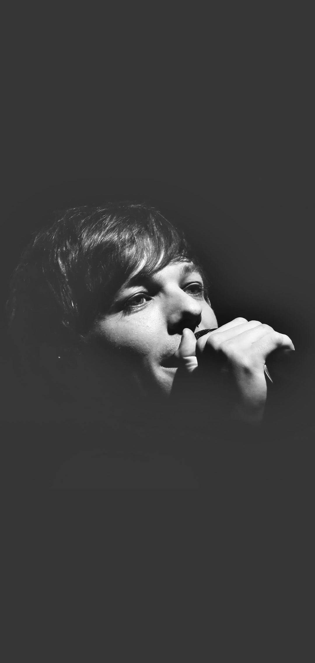 Louis Tomlinson, black and white portrait, singing into a microphone, Full HD Phone Wallpaper