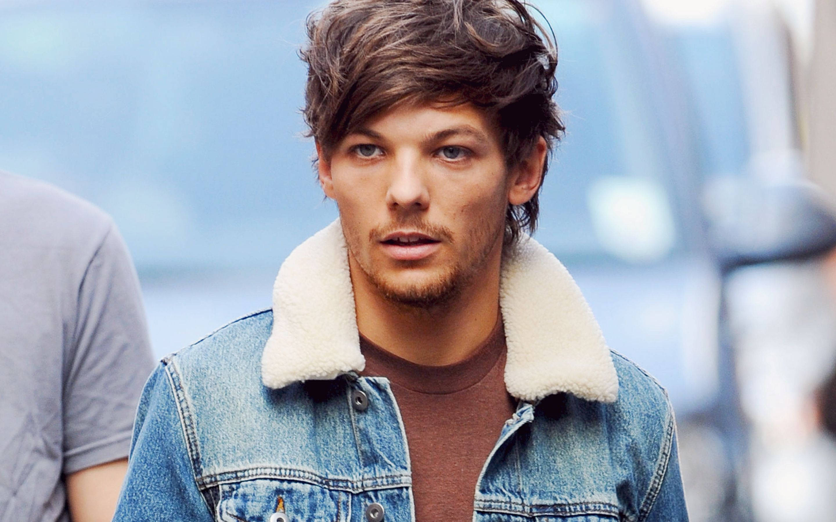 Louis Tomlinson, denim jacket, white shearling collar, 2K Desktop Wallpaper