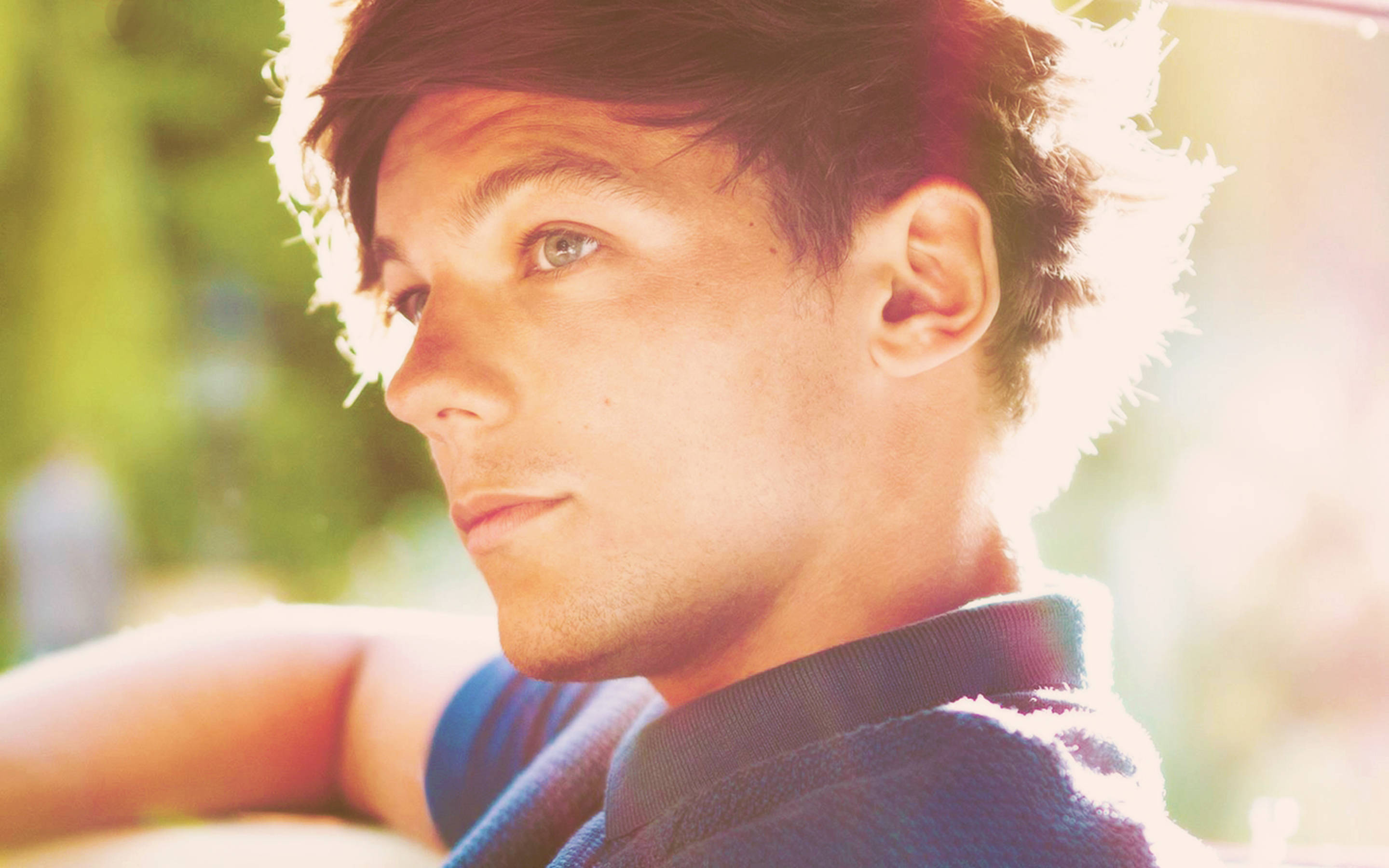 Louis Tomlinson, tousled hair, warm sunlight, 2K Desktop Wallpaper