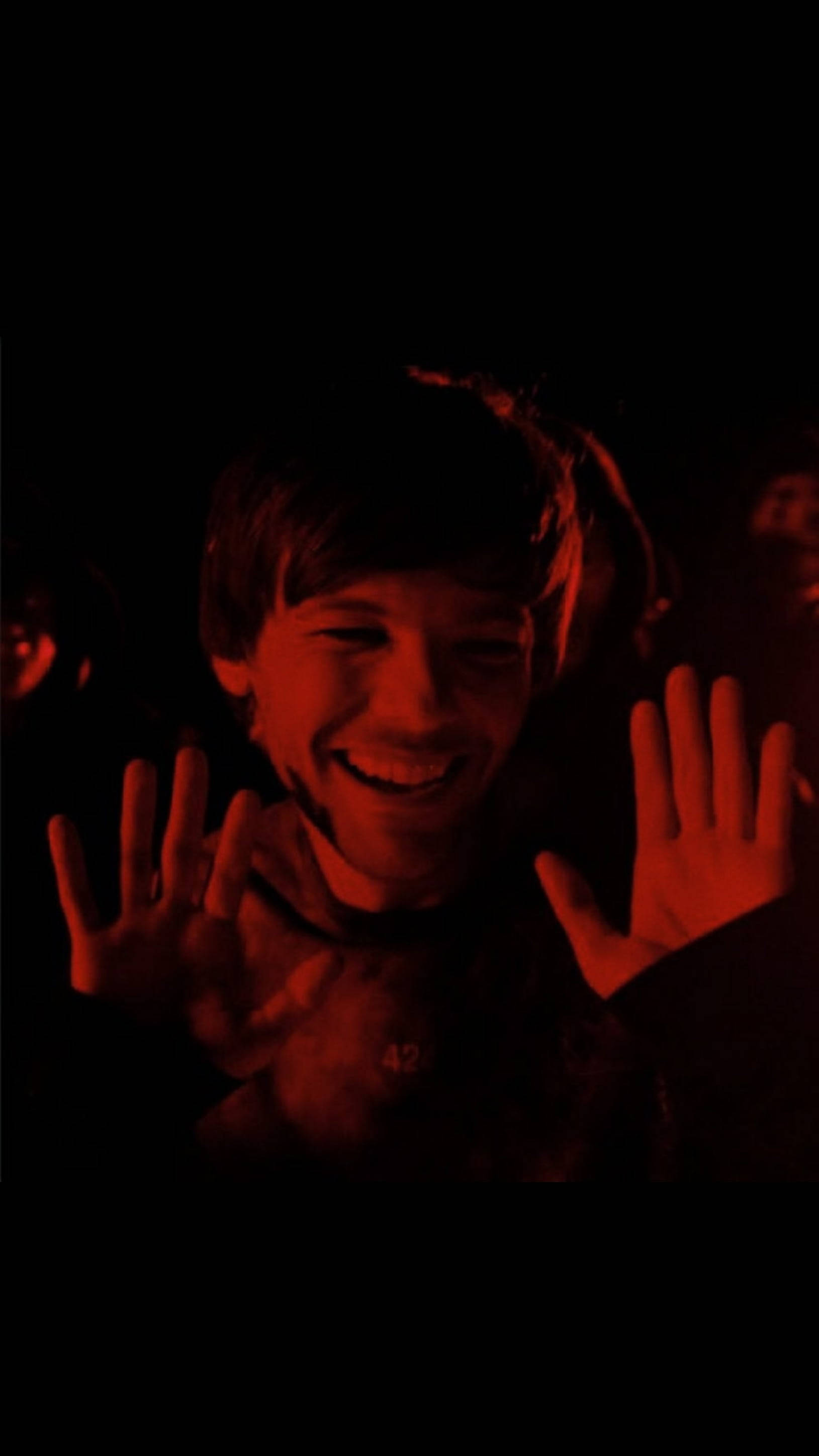 Louis Tomlinson, red light, dark room, 2K Phone Wallpaper