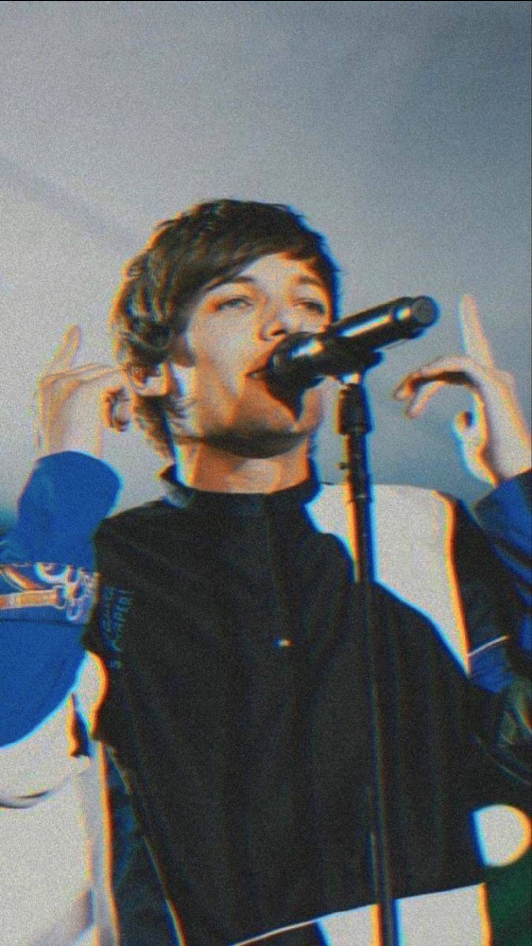 Louis Tomlinson, microphone, cool-toned stage lighting, Full HD Phone Wallpaper