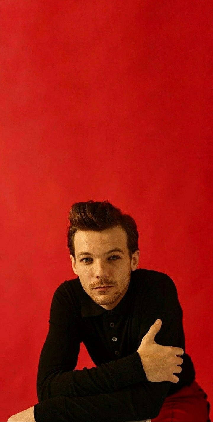 Louis Tomlinson, red background, black shirt, HD Phone Wallpaper