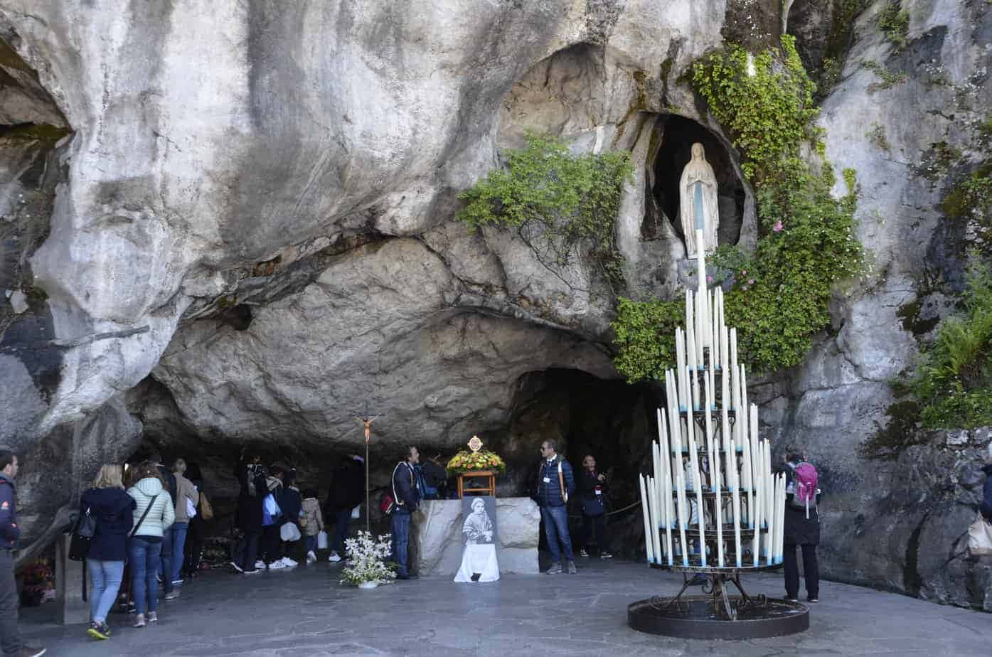 Lourdes Sanctuary, rocky grotto, statue of the Virgin Mary, HD Desktop Wallpaper