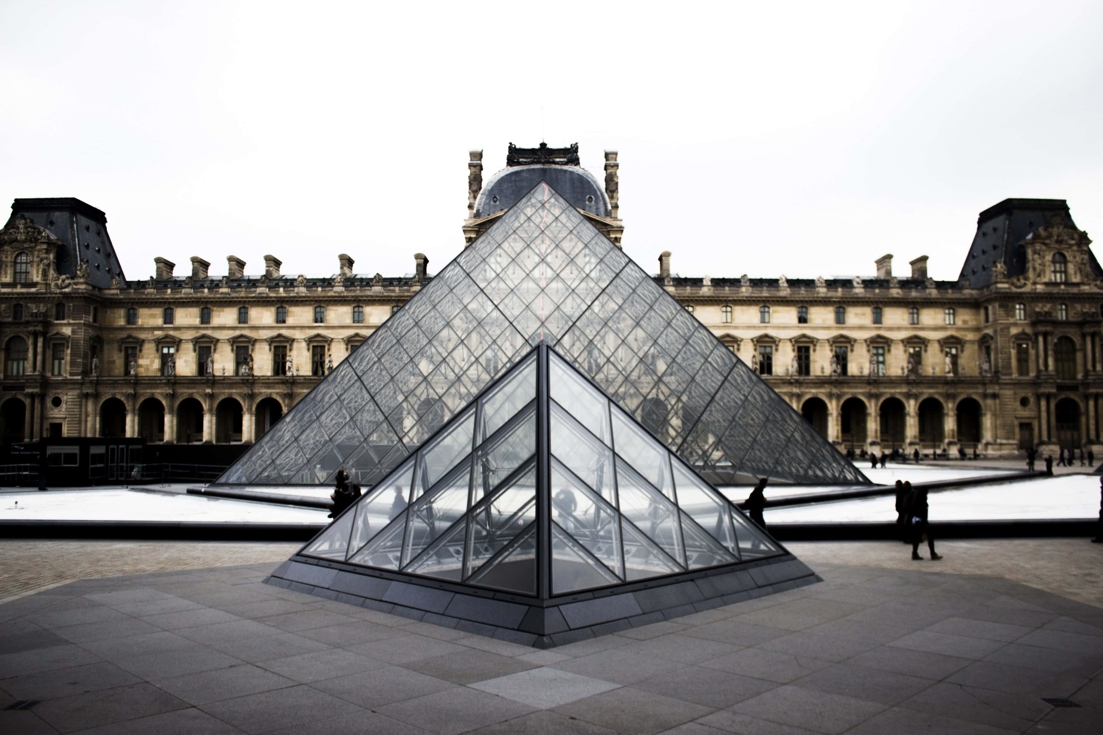 glass pyramid, overcast skies, Louvre Museum, 4K Desktop Wallpaper