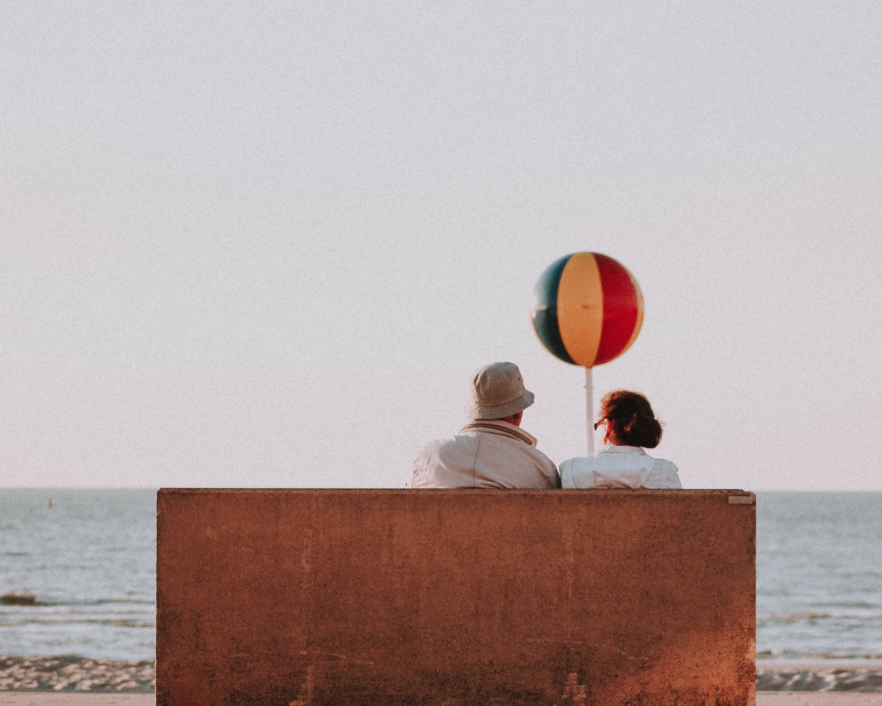 concrete wall, ocean, colorful beach ball, 2K Desktop Wallpaper