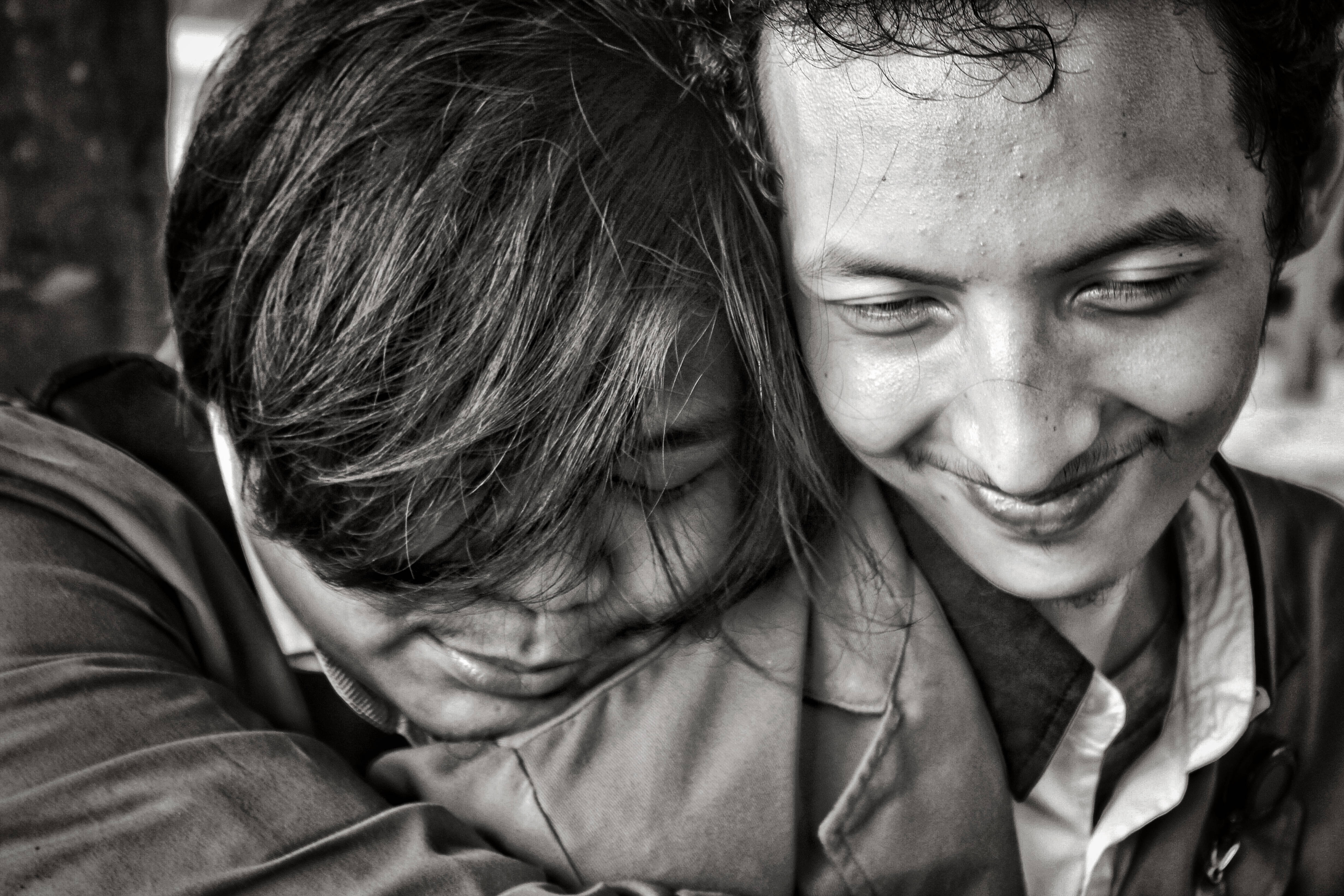black and white, close-up, two people embracing, 4K Desktop Wallpaper