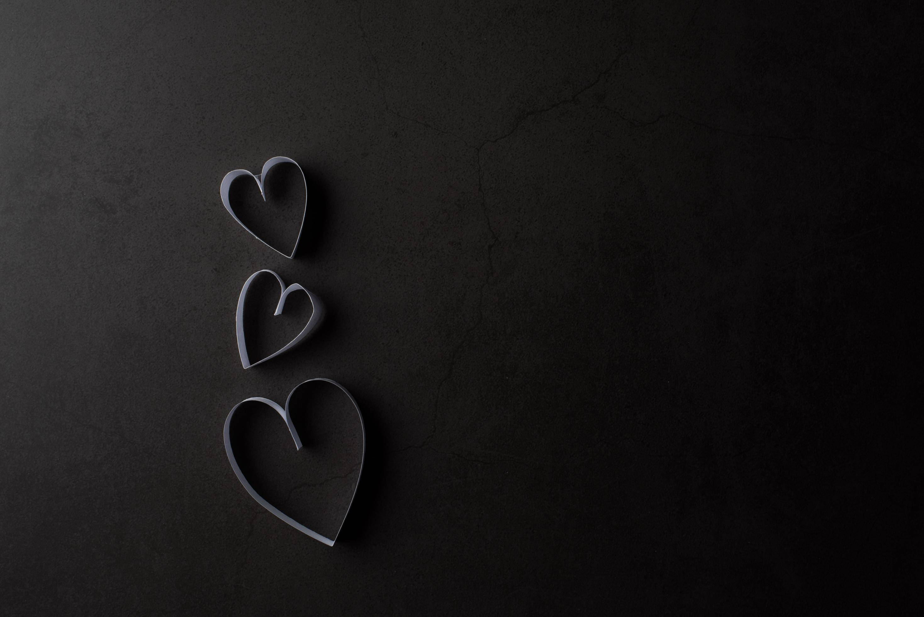 paper strip hearts, black surface, cracked, 2K Desktop Wallpaper