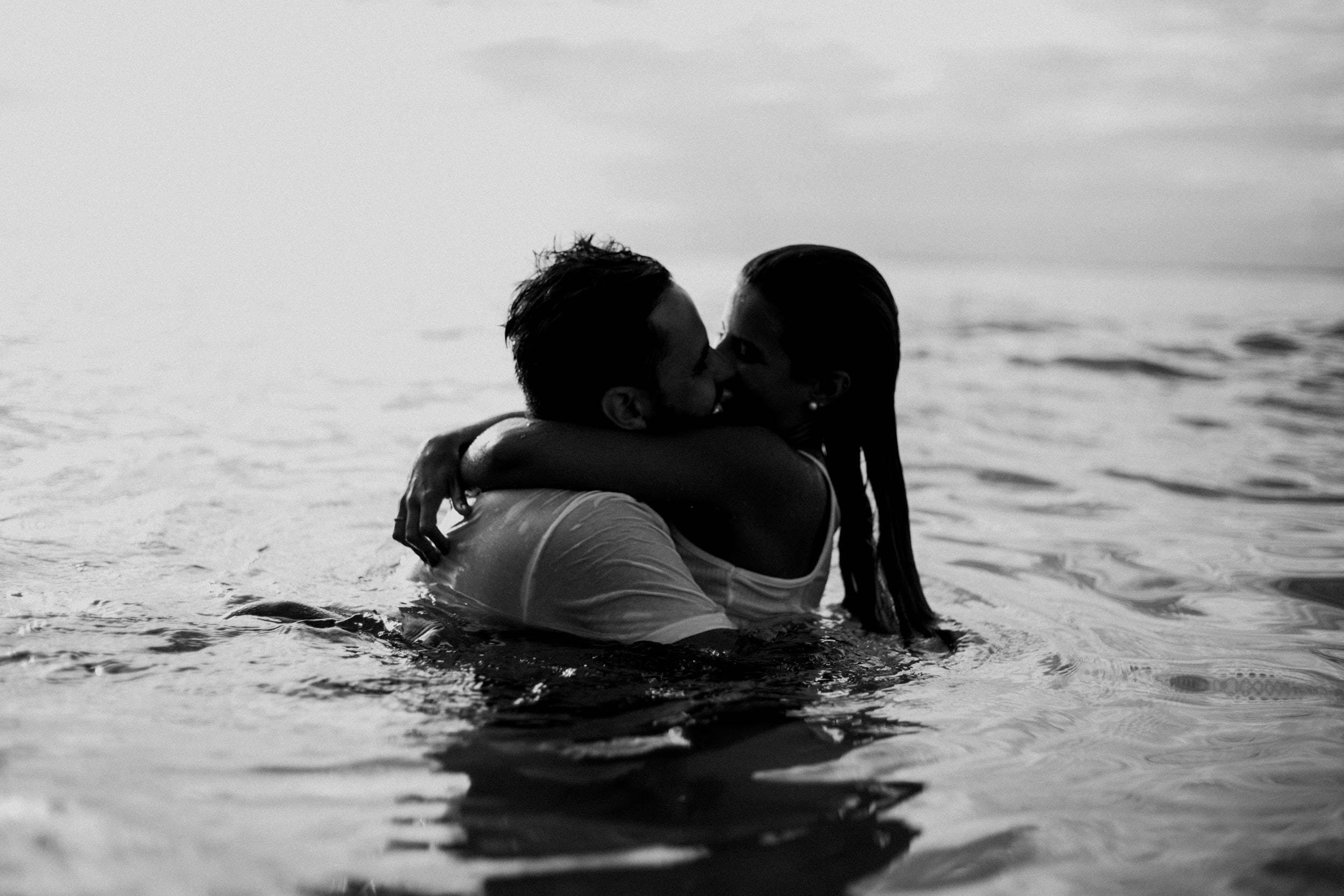 Love Black And White, Ocean Kiss, dusk, Full HD Desktop Wallpaper