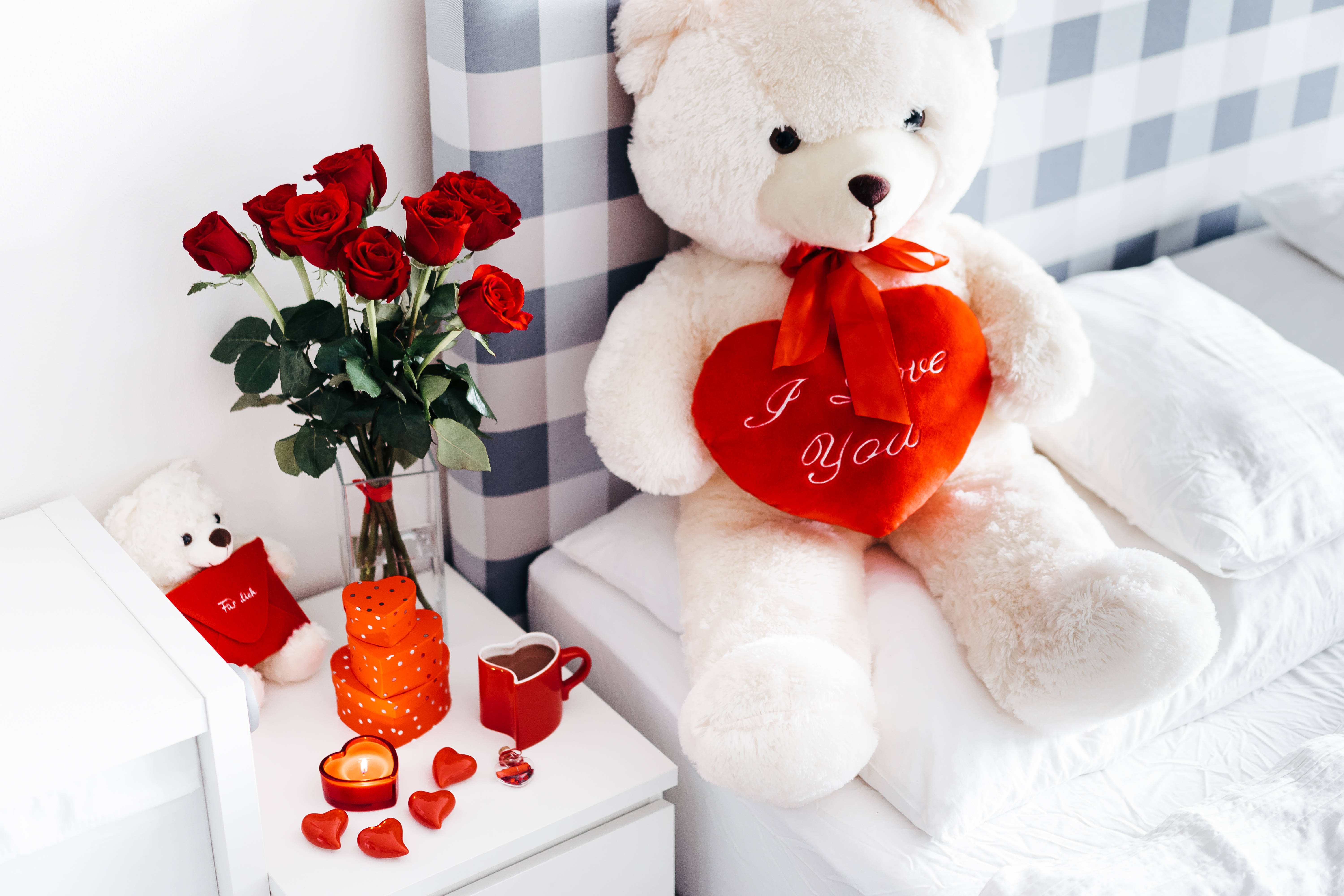 giant white teddy bear, red heart that says I love you, vase of red roses, 5K Desktop Wallpaper
