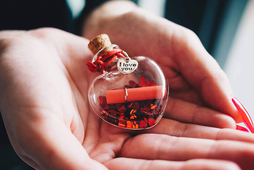 heart-shaped glass bottle, red glitter, rolled note, SD Desktop Wallpaper