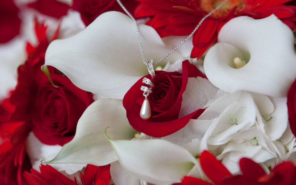 Love Rose HD, silver necklace, pearl pendant, SD Desktop Wallpaper