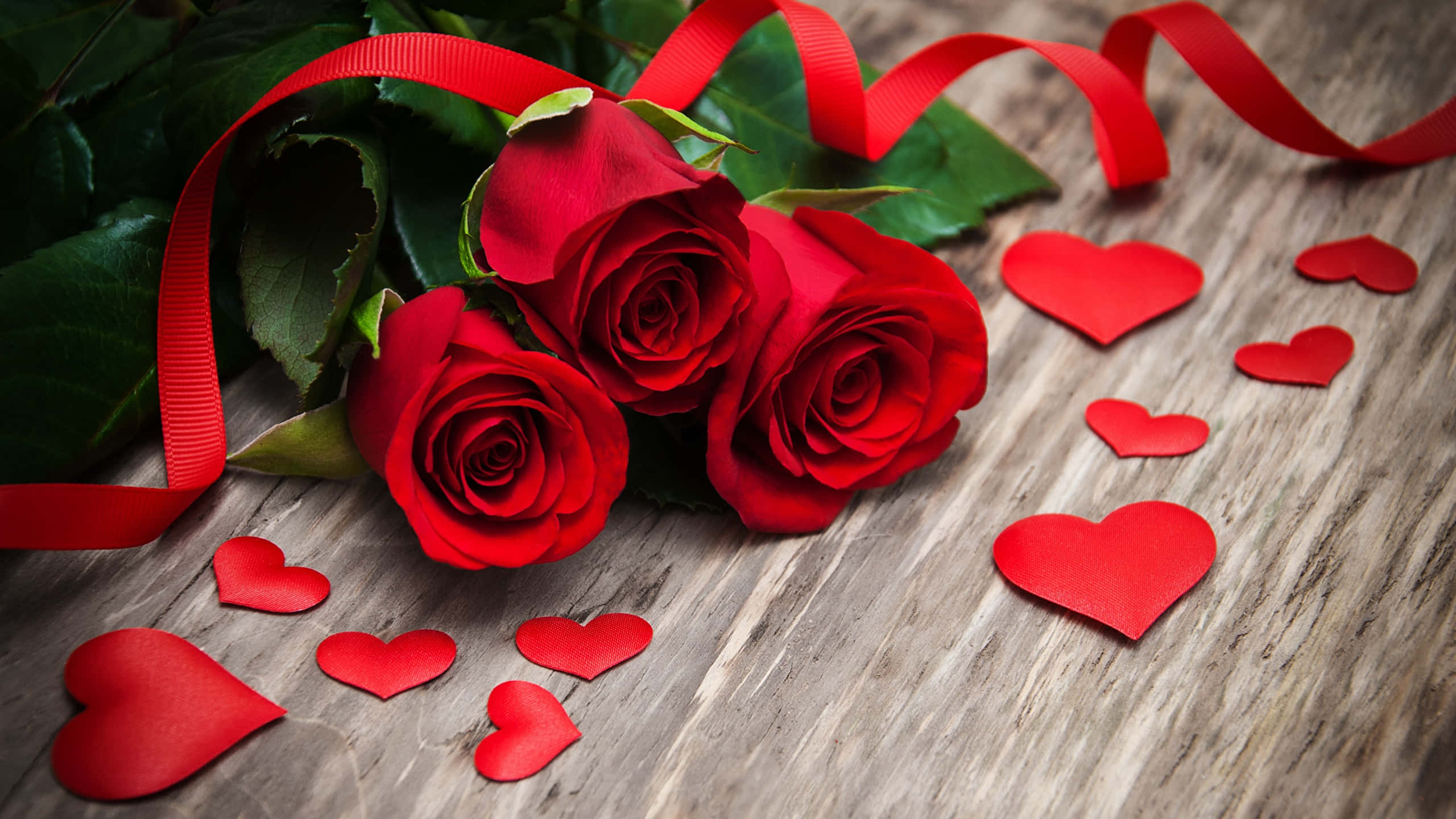 red roses, red ribbon, weathered wood, 2K Desktop Wallpaper