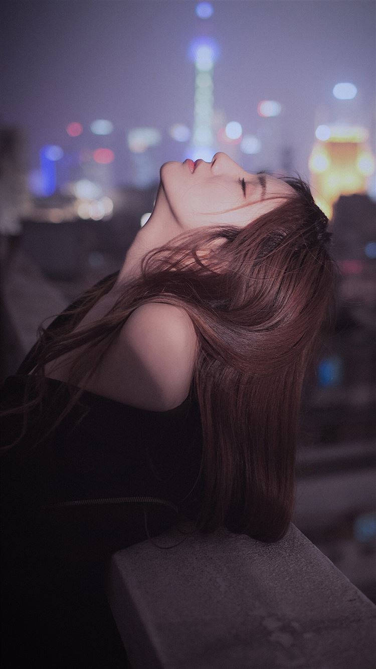 rooftop ledge, twilight, blurred city lights, HD Phone Wallpaper